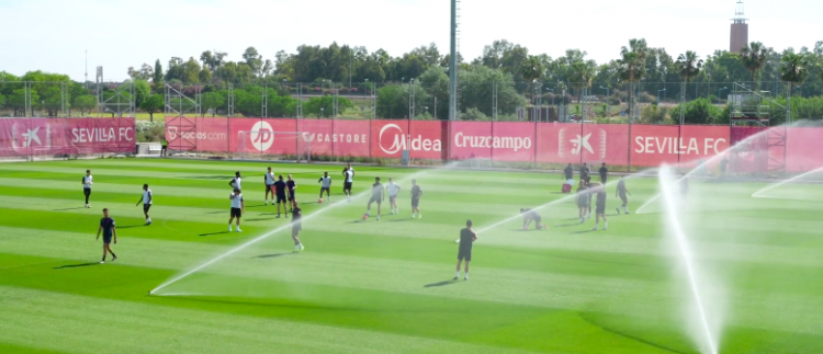 Primera equipo del Sevilla FC entrenando en la Ciudad Deportiva José Ramón Cisneros | Imagen: Página web del Sevilla FC