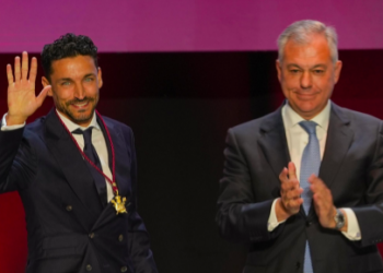 Jesús Navas recoge la medalla de la ciudad que le ha otorgado José Luis Sanz | Imagen: Perfil de X @Ayto_Sevilla