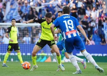 Un Betis con magia y pundonor remonta y sigue soñando con la Champions