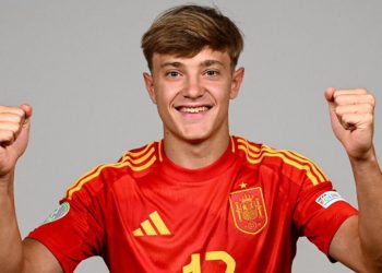 Jesús Rodríguez posando con la camiseta de la Selección Española de Fútbol. | Imagen: perfil de X @ZonaMixta__.