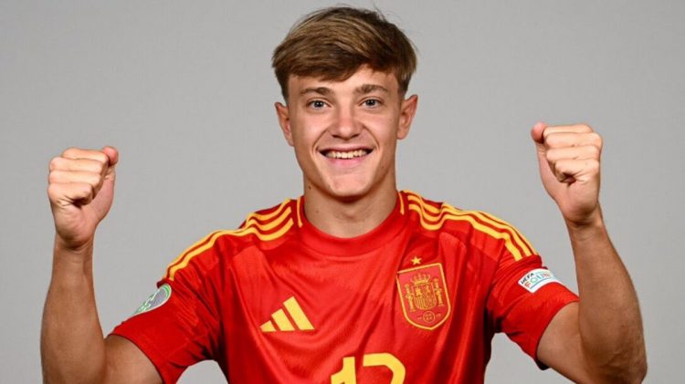 Jesús Rodríguez posando con la camiseta de la Selección Española de Fútbol. | Imagen: perfil de X @ZonaMixta__.