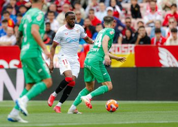 El Sevilla no hace los deberes y sigue metido en un buen lío