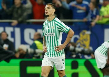 Antony con los brazos en jarra tras perder la final de la Conference | Imagen: Efe