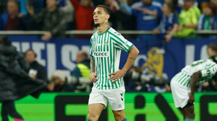 Antony con los brazos en jarra tras perder la final de la Conference | Imagen: Efe