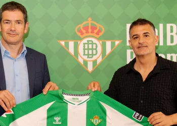 Ramón Alarcón, CEO del Real Betis, y José 'Coe' García posando con la equipación del Betis para la temporada 2025-26. | Imagen: Página web del Real Betis.