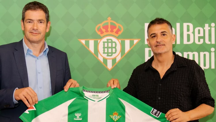 Ramón Alarcón, CEO del Real Betis, y José 'Coe' García posando con la equipación del Betis para la temporada 2025-26. | Imagen: Página web del Real Betis.