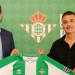 Ramón Alarcón, CEO del Real Betis, y José 'Coe' García posando con la equipación del Betis para la temporada 2025-26. | Imagen: Página web del Real Betis.