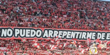 Aficionados del Sevilla despliegan un tifo en el Ramón Sánchez-Pizjuán. | Imagen: X.