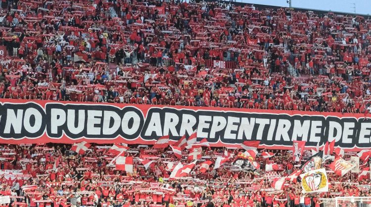 Aficionados del Sevilla despliegan un tifo en el Ramón Sánchez-Pizjuán. | Imagen: X.