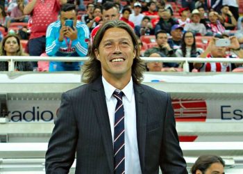 Almeyda dirigiendo desde el banquillo un partido de fútbol. | Imagen: X.