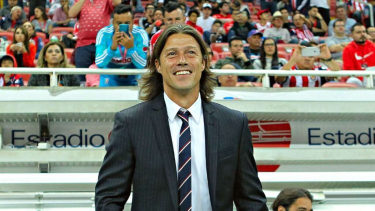 Almeyda dirigiendo desde el banquillo un partido de fútbol. | Imagen: X.