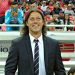 Almeyda dirigiendo desde el banquillo un partido de fútbol. | Imagen: X.