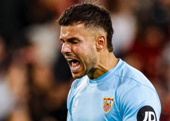 Álvaro Fernández defendiendo la camiseta del Sevilla FC | Imagen: Perfil X @alvaroferllo98