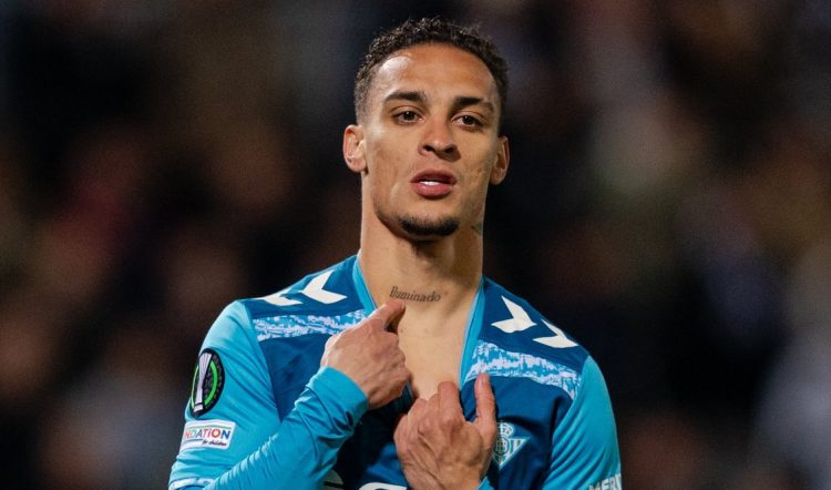 Antony se señala su tatuaje en un celebración con el Betis | Imagen Perfil X @antony00