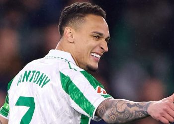 Antony disputando un partido con el Real Betis. | Imagen: Perfil de X @ZonaMixta__.