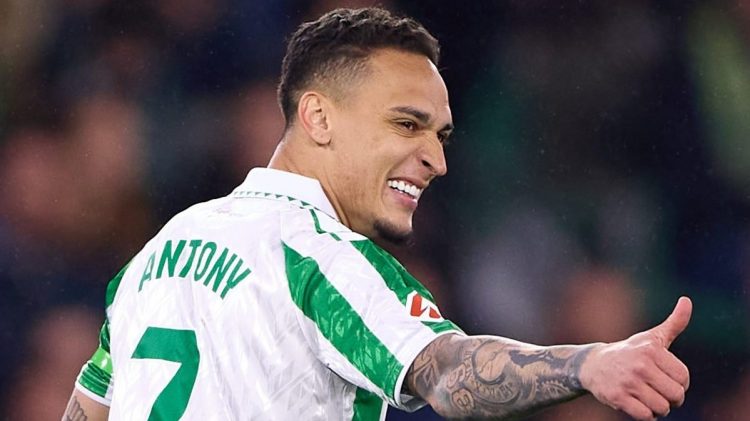 Antony disputando un partido con el Real Betis. | Imagen: Perfil de X @ZonaMixta__.