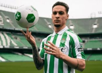 Antony haciendo malabares con un balón y vestido con la camiseta del Real Betis en el Benito Villamarín. | Imagen: X.