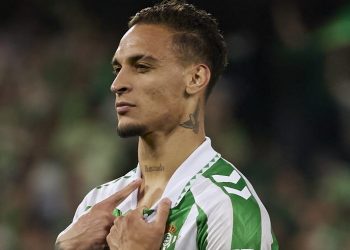 Antony vistiendo la camiseta del Real Betis y señalando su tatuaje. | Imagen: Perfil X @RealBetis