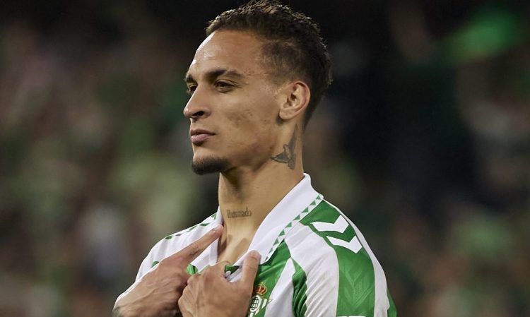 Antony vistiendo la camiseta del Real Betis y señalando su tatuaje. | Imagen: Perfil X @RealBetis