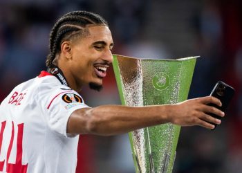 Loïc Badé, en la lista de candidatos para la zaga del Bayer 04