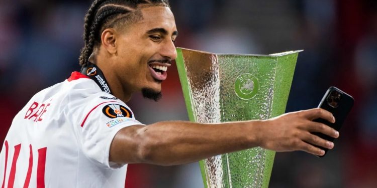 Loïc Badé, en la lista de candidatos para la zaga del Bayer 04