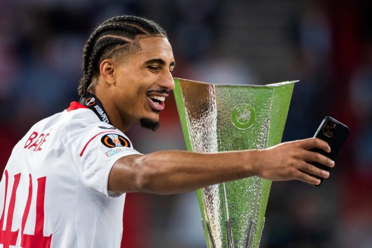 Loïc Badé, en la lista de candidatos para la zaga del Bayer 04