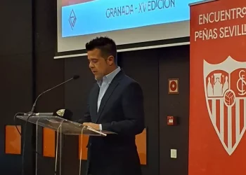 Carlos Jiménez ofreciendo unas palabras en el encuentro de peñas del Sevilla FC. | Imagen: Página web del Sevilla FC.