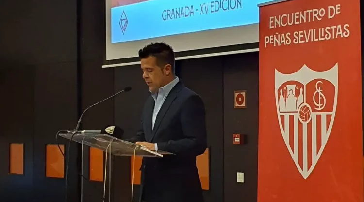 Carlos Jiménez ofreciendo unas palabras en el encuentro de peñas del Sevilla FC. | Imagen: Página web del Sevilla FC.