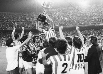 Jugadores del Real Betis celebrando la Copa del Rey conseguida en el Vicente Calderón. | Imagen: Perfil de X @RealBetis.