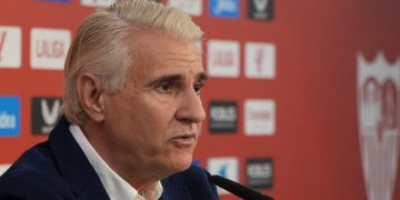 Antonio Cordón en su presentación como director de fútbol profesional del Sevilla FC. | Imagen: Perfil de X @ZonaMixta__