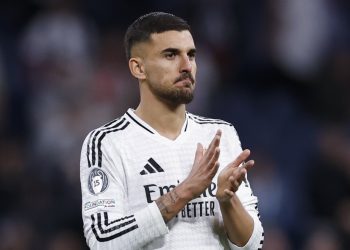 Dani Ceballos aplaudiendo en un partido con el Real Madrid. | Imagen: X.