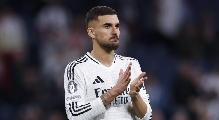 Dani Ceballos aplaudiendo en un partido con el Real Madrid. | Imagen: X.
