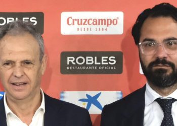 Caparrós y Víctor Orta posando en la presentación del entrenador | Imagen: Perfil X @SevillaFC