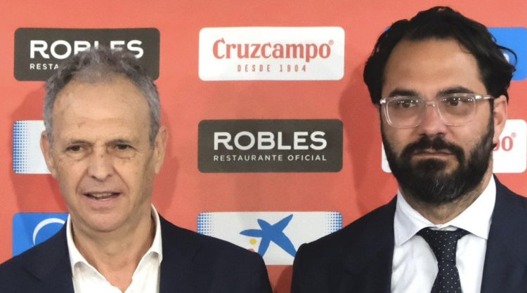 Caparrós y Víctor Orta posando en la presentación del entrenador | Imagen: Perfil X @SevillaFC