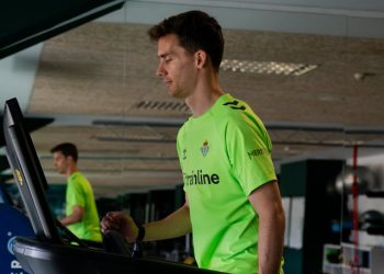 Diego Llorente realizando ejercicios físicos con el Betis. | Imagen: Perfil X @RealBetis.