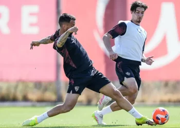 Futbolistas del Sevilla realizando un ejercicio durante una sesión de entrenamiento. | Imagen: Página web Sevilla FC.