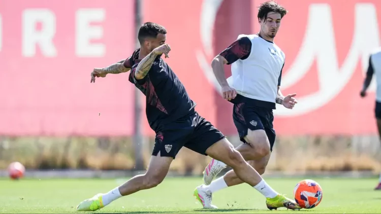 Futbolistas del Sevilla realizando un ejercicio durante una sesión de entrenamiento. | Imagen: Página web Sevilla FC.