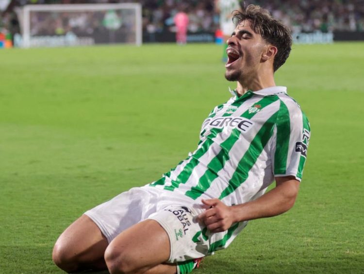 Ez Abde celebrando un gol con la camiseta del Real Betis. | Imagen: Perfil de X @ZonaMixta__.