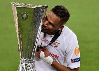 Fernando Reges celebrando la Europa League conseguida con el Sevilla FC. | Imagen: X.