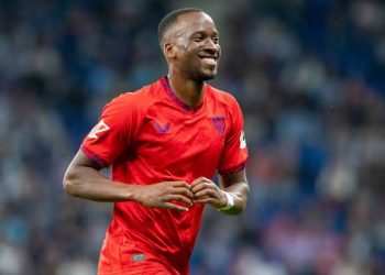 Lukébakio defendiendo la camiseta del Sevilla FC en un partido. | Imagen: X.