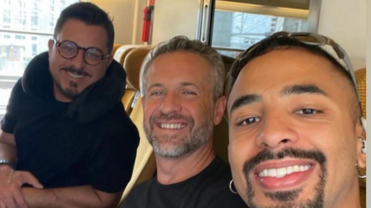 Los agentes y el hermano de Antony llegando a Sevilla para reunirse con el Real Betis | Instagram