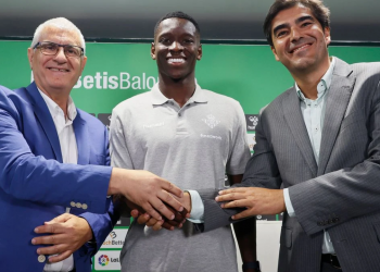Antonio Cordón junto a Ángel Haro en la presentación de Luiz Henrique con el Real Betis