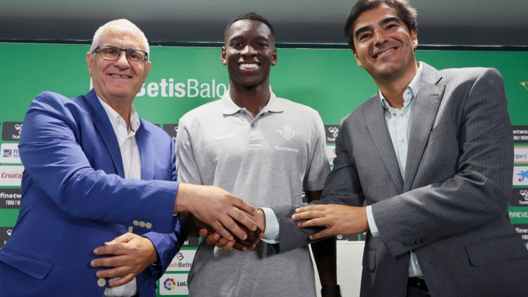 Antonio Cordón junto a Ángel Haro en la presentación de Luiz Henrique con el Real Betis