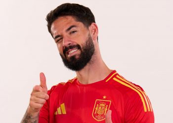 Isco Alarcón posando con la camiseta de la Selección Española de Fútbol. | Imagen: Perfil X @RealBetis.