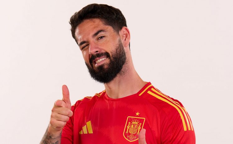 Isco Alarcón posando con la camiseta de la Selección Española de Fútbol. | Imagen: Perfil X @RealBetis.