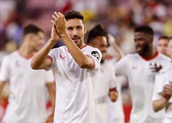 Jesús Navas aplaudiendo a la afición del Sevilla FC | Imagen: Perfil de x @JNavas