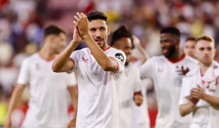 Jesús Navas aplaudiendo a la afición del Sevilla FC | Imagen: Perfil de x @JNavas