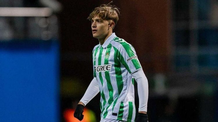 Jesús Rodríguez disputando un partido con el Real Betis. | Imagen: Perfil de X @ZonaMixta__.
