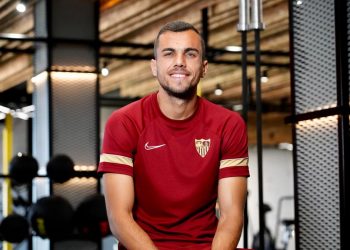 Joan Jordan posando con una camiseta del Sevilla FC. | Imagen: Página web del Sevilla FC
