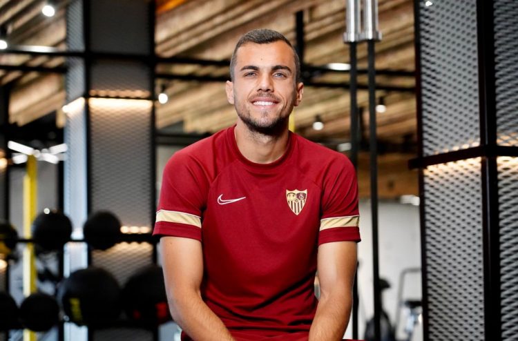 Joan Jordan posando con una camiseta del Sevilla FC. | Imagen: Página web del Sevilla FC